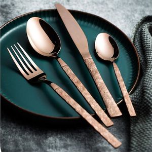 Ensemble de couverts en acier inoxydable doré avec un design élégant, parfait pour les mariages élégants et les banquets formels - Product Image 3