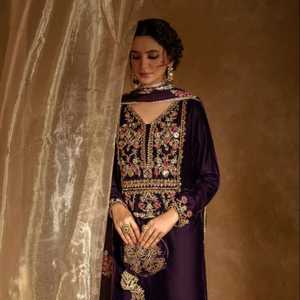 Costume de cérémonie de mariage, design de créateur, velours lourd, broderie lourde de zari et de sequins, haut et palazzo avec dupatta en dentelle - Product Image 1