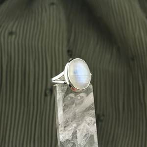 Anillo de Boda con Cabujón Ovalado de Turquesa de 10x14mm, Diseño Único Personalizable, Plata de Ley con Baño de Oro, Propiedades Curativas - Product Image 2