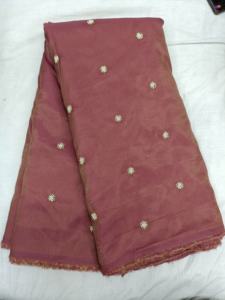 Travail en tissu Un textile délicat et léger orné de motifs brodés complexes pour traditionnel et festif - Product Image 6