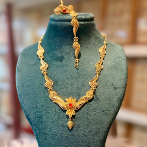 Collier et boucle d'oreille en or 24 carats élégant serti d'un design complexe en forme de poire. - Product Image 1