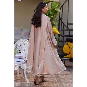 Ensemble chemise et dupatta en satin 100% soie à manches longues brodées Alma - Product Image 3