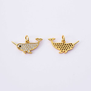 Trendiger Funkelnder Narwal-Anhänger mit Echtgold-Finish und Zirkon-Einlage, Filigraner Ozean-Inspirierter Schmuck für Geburtstage - Product Image 6
