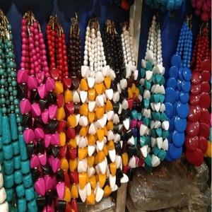 Collares de cuentas gruesas de resina hechos a medida en colores y tamaños surtidos para su reventa por tiendas de accesorios de moda en piedras marrones - Product Image 3