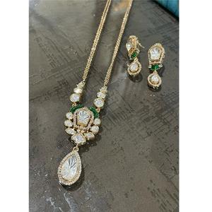 Elegante conjunto de collar CZ Kundan, acabado dorado, latón con CZ, conjunto largo para mujeres y niñas para ropa de fiesta, ropa de compromiso de boda - Product Image 1