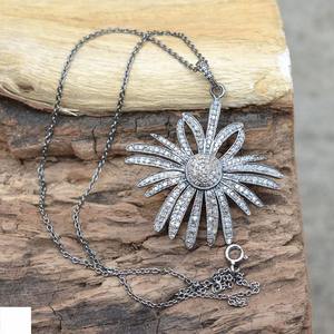 จี้เพชรทรงเดี่ยวประดับเพชรทรงเหลี่ยมเดี่ยว เงินแท้ 925 ชุบโรเดียมสีดำ ดีไซน์วินเทจ สำหรับผู้หญิง ยี่ห้อ FLOWER Red Mountain Gems ขนาด 32 มม. - Product Image 3