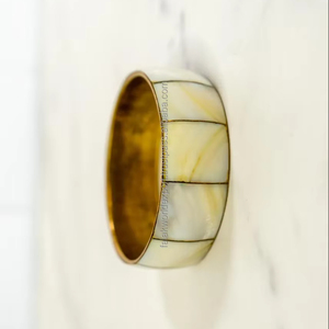 Bracelet manchette en acétate de nacre blanche Teenytiny Design unique de Falak World Export - Product Image 1