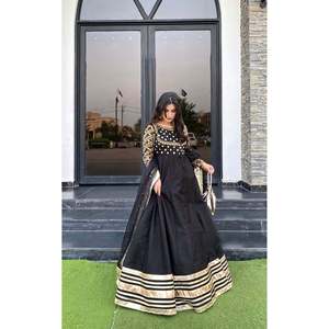 Robe maxi noire pakistanaise faite à la main pour femmes, taille empire, silhouette en A, col bateau, couleur contrastée, en tissu organza - Product Image 4