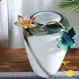 Jarrones de cerámica de alta calidad con detalles florales ofrecen excelente resistencia al agua debido a técnicas de glaseado de alta calidad. - Product Image 2