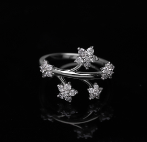 Anillo de diamantes florales de oro amarillo de 14 quilates Aspecto elegante y moderno con diseño de envoltura abierta y múltiples pétalos de racimo - Product Image 2
