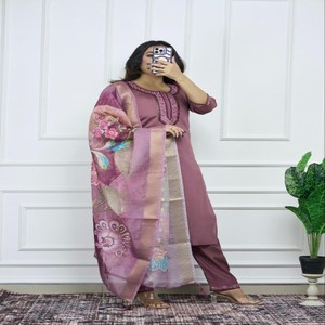 Ensemble Kurti Pant Dupatta élégant en soie romaine de qualité supérieure avec dupatta en chanderi imprimé numérique lourd, tenue décontractée pour les fêtes et les occasions festives - Product Image 1