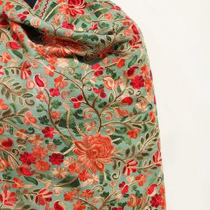 Chal de Terciopelo de Poliéster Sólido de Estilo Vintage con Bordado y Borlas, Transpirable y Elegante para el Invierno - Product Image 4