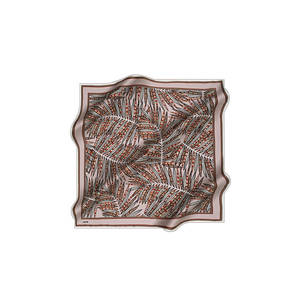 ผ้าพันคอผ้าไหมลายทแยงทรงสี่เหลี่ยมสีเบจพิมพ์ดิจิตอลลายใบไม้ - Product Image 2