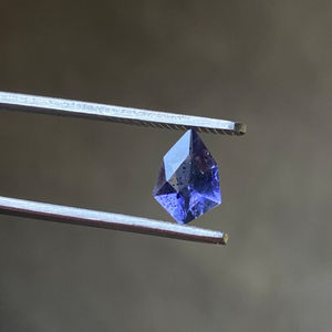 100% naturel Iolite fantaisie forme pierre précieuse pour la fabrication de bijoux taille 11x8x4 poids 1.55 carat produit en vrac à vendre à des prix bas - Product Image 1