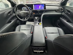 Clean White 2025 Crown W Premium, Motor de Gasolina de 2.4L y 4 Cilindros, Volante a la Izquierda, Asientos de Cuero - Product Image 6