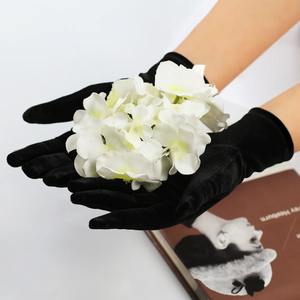 Gants courts noirs simples pour mariage, en velours douillet, pour les mains, les poignets et les doigts, pour les mariées et les demoiselles d'honneur - Product Image 2