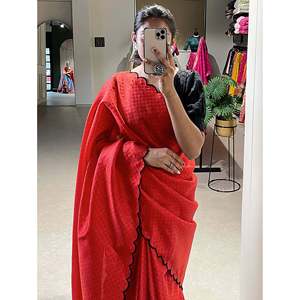 Maravilloso Sari Clásico Rojo Arca Work Gadhawal Chex con Blusa y Vestidos - Product Image 2