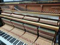 Piano droit japonais TOP Kawai SA8E pour performance professionnelle, livraison mondiale disponible, planche sonore en bois massif SA8E
