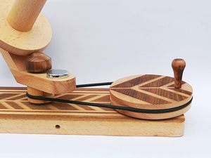 Enrouleur de boule de fil en bois fabriqué à la main pour tricoter le crochet-naturel actionné à la main-enrouleur de boule de traction de cadeaux de tricoteuse - Product Image 3