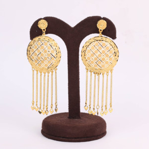 Pendientes colgantes largos con diseño floral chapado en oro tradicional, joyería de latón de lujo para bodas - Product Image 1