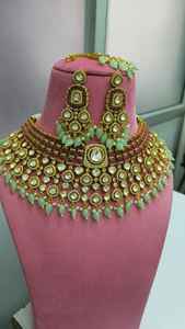 Ensemble de collier de mariée Polki de qualité supérieure avec Maang Tikka Ensemble de bijoux de luxe pour les occasions de fête, les mariages, les occasions festives - Product Image 3