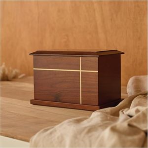 Urne de crémation en bois élégante pour les cendres adultes avec des détails fabriqués à la main pour l'affichage à la maison et le mémorial - Product Image 2