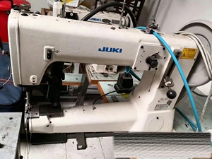 Máquina <span class=keywords><strong>de</strong></span> <span class=keywords><strong>coser</strong></span> industrial JUKI1 TSC-441U <span class=keywords><strong>de</strong></span> una aguja y cama cilíndrica para cuero <span class=keywords><strong>de</strong></span> alta resistencia, usada - Product Image 5