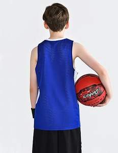 Camisetas de baloncesto reversibles para niños jóvenes, uniformes de equipo atlético de poliéster personalizados, conjuntos deportivos transpirables de rendimiento en blanco - Product Image 2