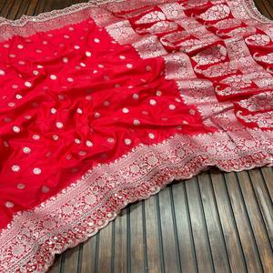 Saree élégant Kadi Georgette avec tissage luxueux en platine Zari et bordure en dentelle à paillettes parfait pour les mariages occasions festives - Product Image 3