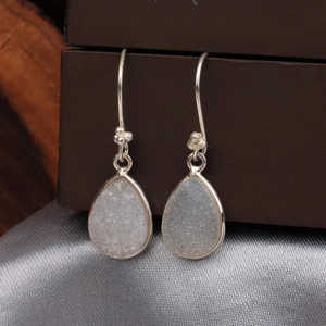 Pendientes Colgantes Missoma Santiago de Plata de Ley 92.5 con Piedras Preciosas de Drusa Blanca (14x10mm), Diseño Colgante Suelto, 3.07g - Product Image 3