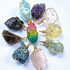 Pendentif en pierre de quartz rose brut fait à la main avec un design en fil d'or pour la fabrication de bijoux et les accessoires de collier - Product Image 4