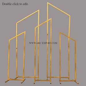 Lot de 4 supports de décoration de fleurs enduits de poudre blanche Harlow Stands de différentes tailles dessus de table classique métal fer Harlow Stands à vendre - Product Image 5