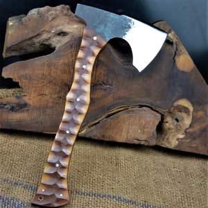 Hache Viking Longue Faite Main sur Mesure pour Bushcraft avec Tête en Acier Carbone Gravée et Fourreau en Cuir – Idéale pour le Camping en Plein Air et comme Cadeau - Product Image 6