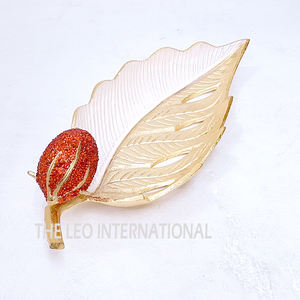 Bol décoratif en forme de feuille de strass rouge plaqué or Bol décoratif en aluminium métal Accessoires de table de cuisine pour la maison Bol - Product Image 1
