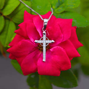 Collar con Colgante de Jesucristo en Plata 925 Zarkan, Cruz con Rodio, Zirconia, Diamantes y Perlas, Joyería Moderna para Boda o Compromiso - Product Image 1
