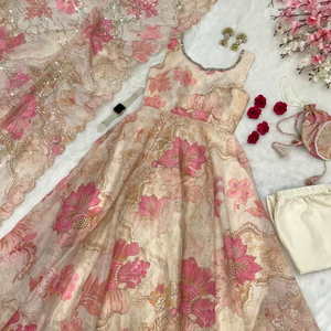 ชุดเดรสอานาร์กาลีผ้ามัสลินลายพิมพ์ดิจิทัล ดีไซน์ล่าสุด พร้อมผ้าคลุมไหล่ผ้าออร์แกนซ่าเนื้อนุ่ม - Product Image 1