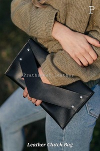 Abordable Transportez votre style essentiel cette élégante pochette en cuir repliable pochette en cuir offre à la fois style pratique - Product Image 3