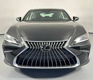 Lexus ES 350 FWD Turbo 2024 d'occasion, jantes en alliage R17, conduite à gauche, sièges en cuir foncé, système de navigation, démarrage à distance - Product Image 1