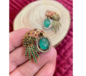 Pendientes de tuerca de latón chapado en oro de calidad premium con diseño de pájaros y circonitas, elegantes y deslumbrantes, ideales para bodas y fiestas de mujer. - Product Image 1