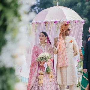 Parapluie classique de concepteur de mariage royal fait à la main Transparent avec fleur artificielle pour la faveur de mariage d'entrée de mariée et de marié - Product Image 1