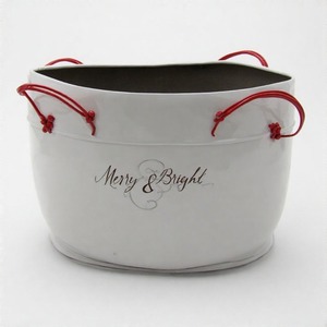 Maceta de metal Holly Haven con encanto rústico diseñada para jardín de Navidad lleno de poinsettias pinos de invierno y magia navideña - Product Image 6