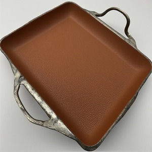 Elegante bandeja de cuero hecha a mano con textura suave y diseño funcional adecuada para hogares modernos y espacios de oficina - Product Image 1