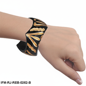 Bracelet en résine noire peint à la main, bracelet statement bohème à bord ondulé pour femme - Product Image 2