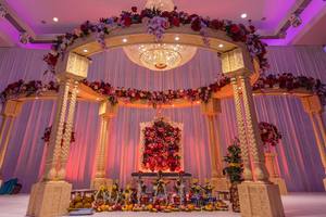 Nouveaux Mandaps de mariage blancs à triple pilier, Piliers en fibre les plus vendus en Allemagne, Décoration de mariages, Installation de Mandapam carré, Irlande - Product Image 2