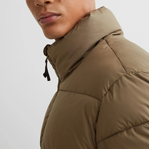 Chaqueta Acolchada de Lona para Hombre, Talla Grande, Manga Larga, con Cuello Alto y Logotipo Frontal, Cómoda para el Invierno, Hecha en Pakistán - Product Image 4