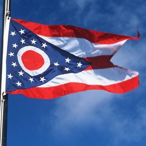 ธงรัฐโอไฮโอ ขนาด 4x6 ฟุต สำหรับใช้งานกลางแจ้ง ทนทาน ปักลายธงรัฐ พร้อมห่วงทองเหลือง 2 จุด แบบธงสามเหลี่ยม ใช้เทคนิคการพิมพ์ดิจิทัล - Product Image 1
