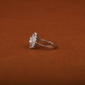 Anillo de compromiso de diamante cultivado en laboratorio con corte de oro macizo de 14K, anillo de regalo de compromiso de diamante certificado con acento de corte Baguette cónico - Product Image 2