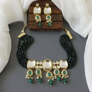 Collier de perles vertes traditionnelles avec boucles d'oreilles Ensemble de colliers Kundan noir et vert Ensemble de colliers Kundan noir et vert - Product Image 1
