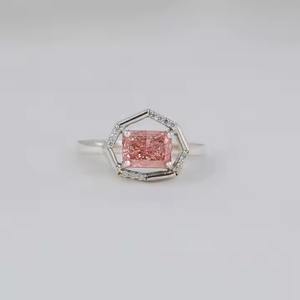 Anillo de compromiso de diamante cultivado en laboratorio de corte radiante rosa, anillo de diseño personalizado de oro sólido de 14/18K, compromiso certificado chapado en oro sólido - Product Image 1