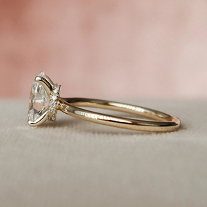 Fabriqué à la main 2.50 Ct ovale Moissanite diamant allongé glace concassée pierre taillée sertie en or blanc bague de fiançailles intemporelle pour les femmes - Product Image 2